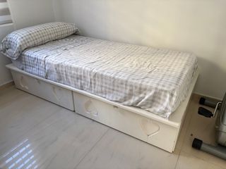Cama individual blanca con cajones