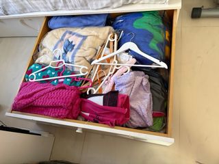 Cama individual blanca con cajones