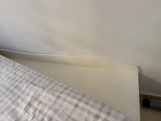 Cama individual blanca con cajones