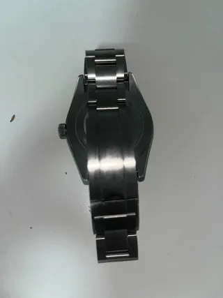 Reloj plateado con esfera azul