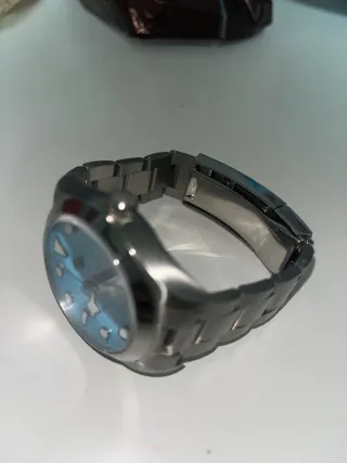 Reloj plateado con esfera azul
