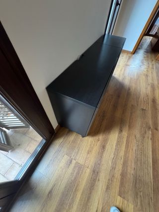 Mueble de salón de madera oscuro