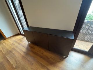 Mueble de salón de madera oscuro