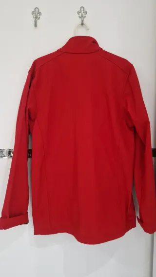 Chaqueta roja con capucha