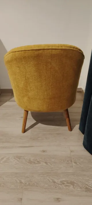 Sillón de dormitorio tela y madera mostaza