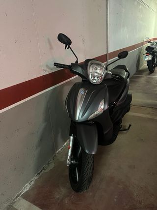 Piaggio Beverly 125cc Maxi Scooter