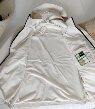 Impermeable beige con capucha