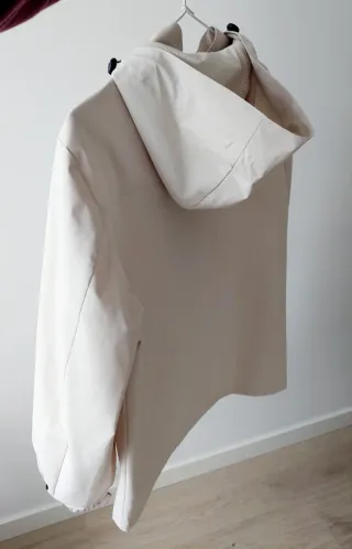 Impermeable beige con capucha