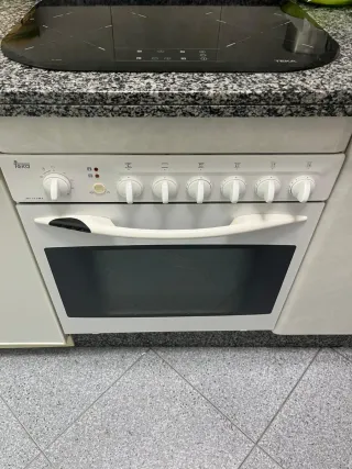 Horno Teka blanco con vitrocerámica