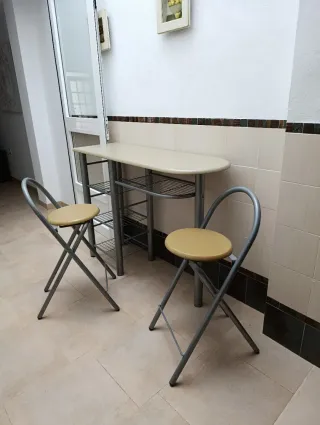 Mesa alta cocina y 2 taburetes plegables