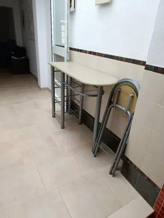 Mesa alta cocina y 2 taburetes plegables