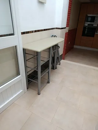 Mesa alta cocina y 2 taburetes plegables