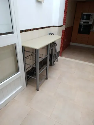 Mesa alta cocina y 2 taburetes plegables