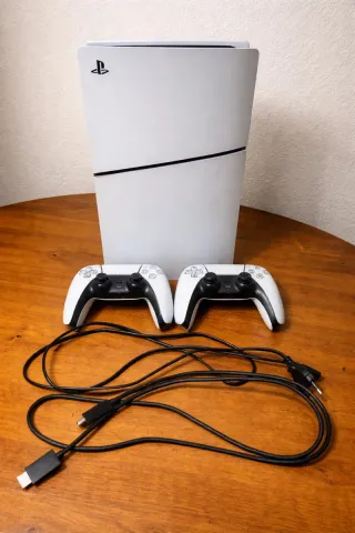 PS5 Slim Bianca con 2 controller e GTA 5 incluso