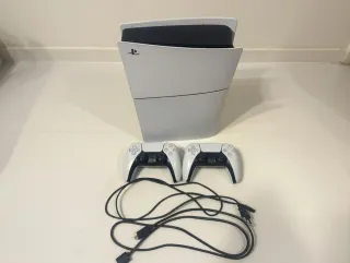 PS5 Slim Bianca con 2 controller e GTA 5 incluso