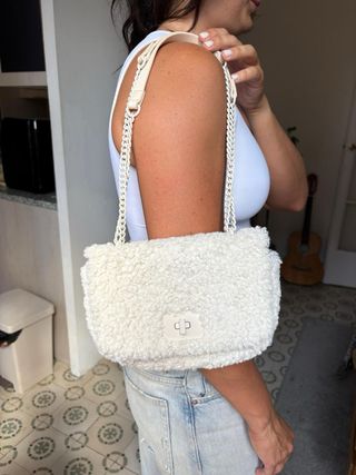 Bolso peludito blanco con cadena