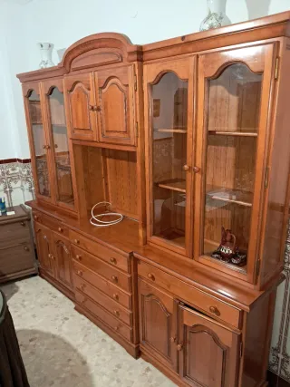 Mueble de salón de madera con vitrinas