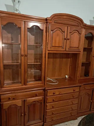 Mueble de salón de madera con vitrinas