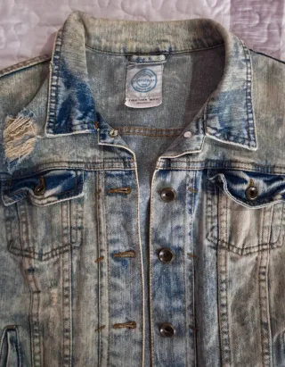 Chaqueta vaquera corta desgastada