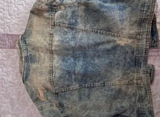Chaqueta vaquera corta desgastada