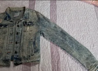 Chaqueta vaquera corta desgastada