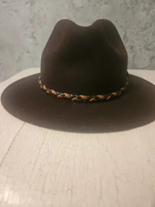 Sombrero da donna con dettagli a cavallo