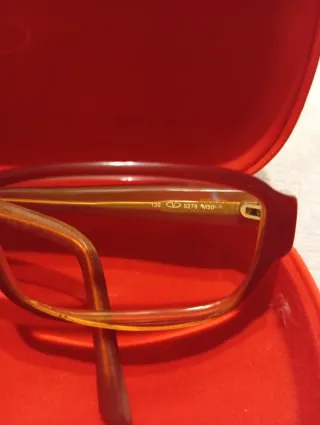 Elegantes gafas vintage de la marca Valentino.
