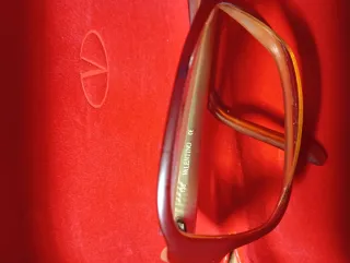 Elegantes gafas vintage de la marca Valentino.