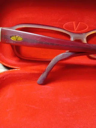 Elegantes gafas vintage de la marca Valentino.