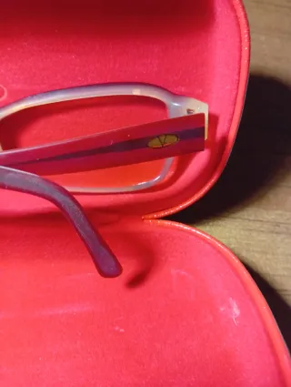 Elegantes gafas vintage de la marca Valentino.