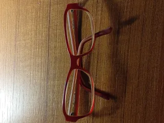 Elegantes gafas vintage de la marca Valentino.