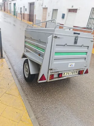 Remolque con tapa y rueda de repuesto