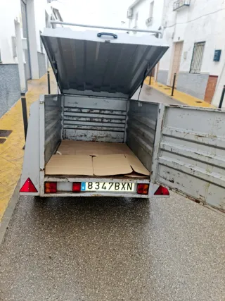 Remolque con tapa y rueda de repuesto