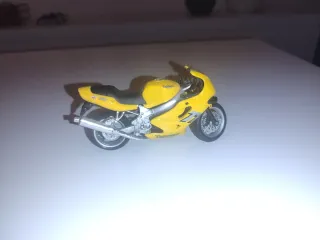 Moto Triumph TT600 1:18 Amarilla MAISTO.