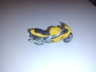 Moto Triumph TT600 1:18 Amarilla MAISTO.