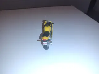 Moto Triumph TT600 1:18 Amarilla MAISTO.