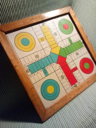 Tabla de Parchís sin las fichas. 38 x 38 cm