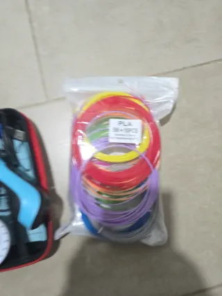 Lápiz 3D con filamentos de colores