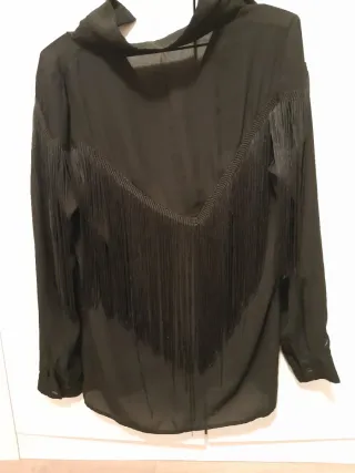 Camisa negra con flecos. Algo usada. Buen estado.
