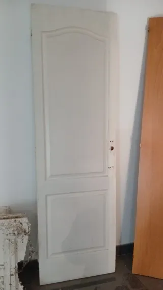 Puerta blanca interior con molduras