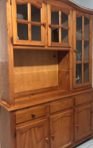 Vitrinas de madera y cristal, super bien cuidada .