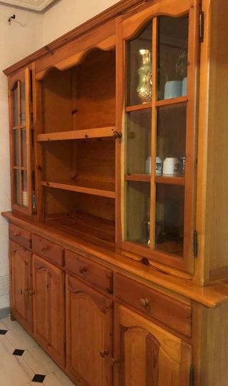 Vitrinas de madera y cristal, super bien cuidada .