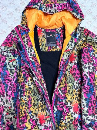 Giacca e pantalone da neve colorati