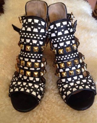 Sandalias gladiador blancas y negras con tachuelas