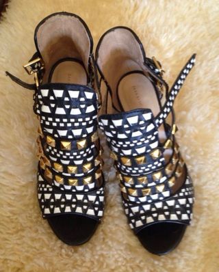 Sandalias gladiador blancas y negras con tachuelas