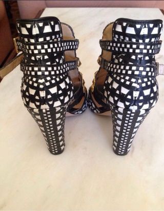 Sandalias gladiador blancas y negras con tachuelas