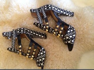 Sandalias gladiador blancas y negras con tachuelas