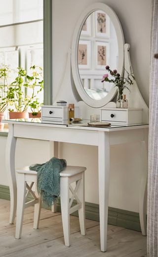 Tocador blanco con espejo