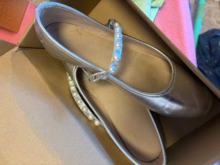 Manoletinas plateadas con perlas