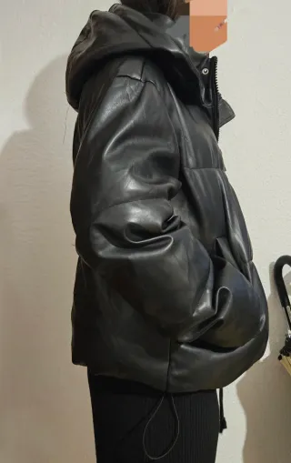 Abrigo negro acolchado con capucha